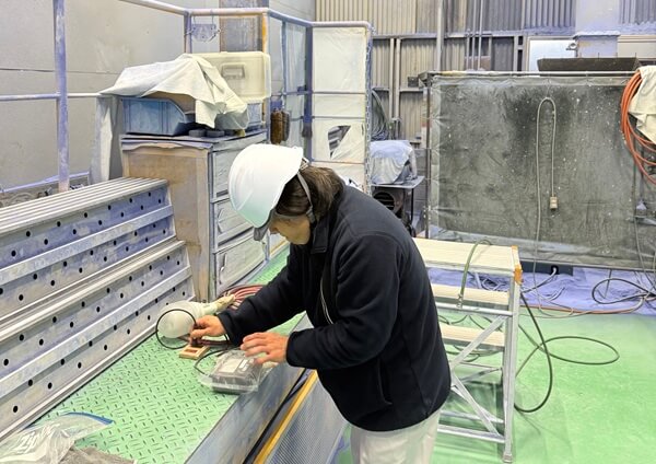 工業製品塗装の仕上げ作業風景