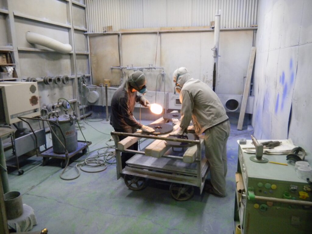 工業製品のセラミック研磨作業を行う職人